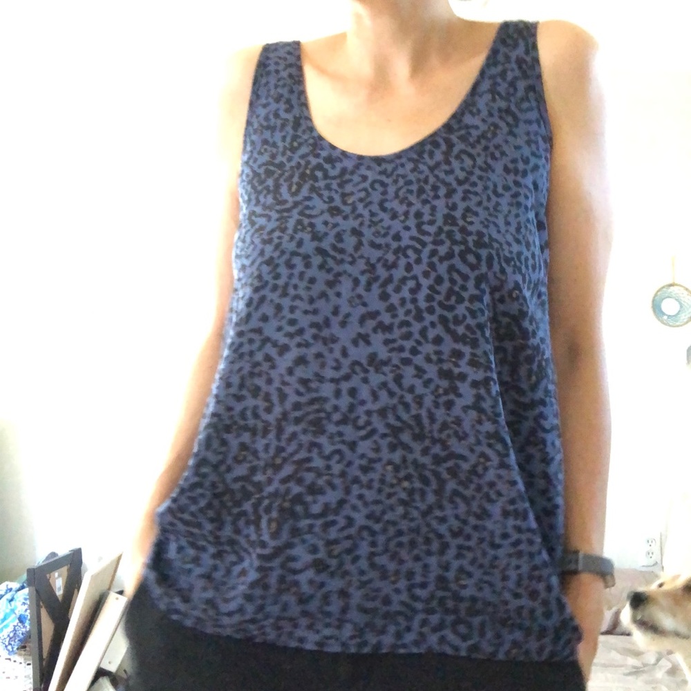 Blue leopard print tank with curved hem